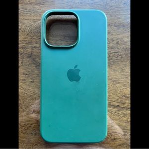 Apple silicone case for iPhone 13 pro, green, like new